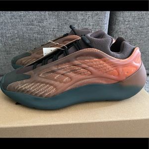 adidas Yeezy 700 V3 Copper Fade GY4109 size 11.5